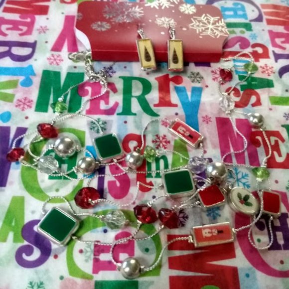 KOHL'S 2pc Holiday Christmas Green/Red/Silver Necklace + Earrings Set**NEW! - Picture 3 of 5